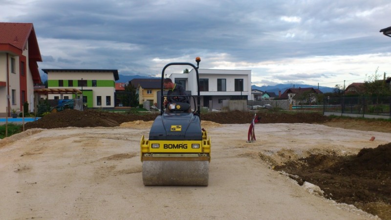 Zemeljska in gradbena dela pred gradnjo montažne hiše